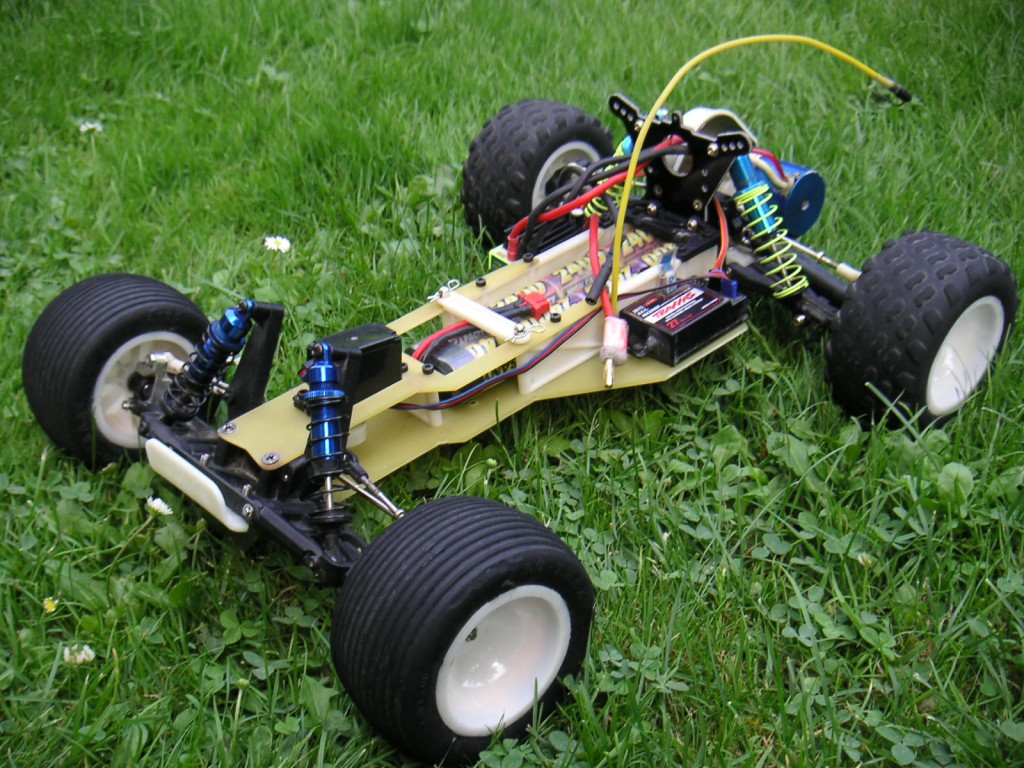 Traxxas Rustler mit Eigenbau Tuning-Chassis